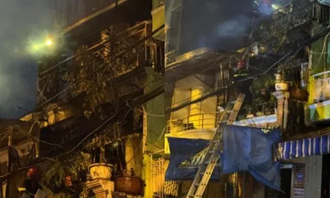 TP.HCM: Căn nhà bốc cháy ngùn ngụt lúc rạng sáng, nhiều người hoảng hốt lao ra đường
