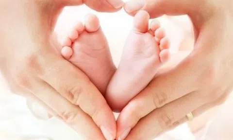 Theo quy định mới nhất, nhận con nuôi dưới 6 tháng tuổi có được hưởng chế độ thai sản?