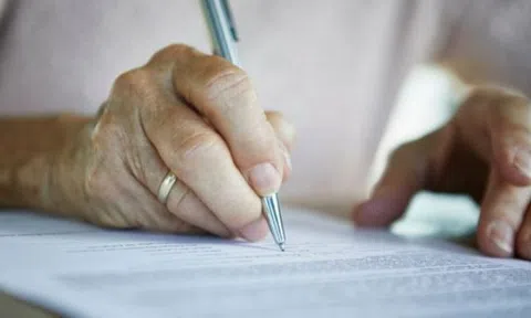 Di chúc bị tẩy xoá, có được coi là hợp pháp?