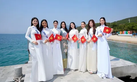 Thí sinh Hoa hậu Hoàn vũ Việt Nam tạo dáng với áo dài