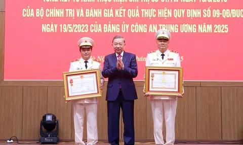 Trung tướng Tô Ân Xô, Trợ lý Tổng Bí thư, được tặng Huân chương Quân công hạng Ba