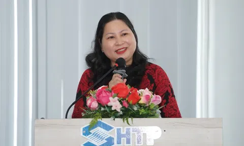 Học sinh 'chơi mà học' với drone