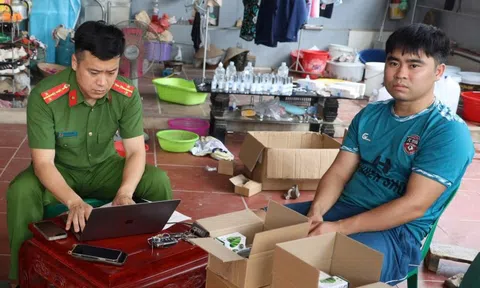 Bắt tạm giam chủ xưởng sản xuất mỹ phẩm giả đã "chốt" được 100.000 đơn hàng