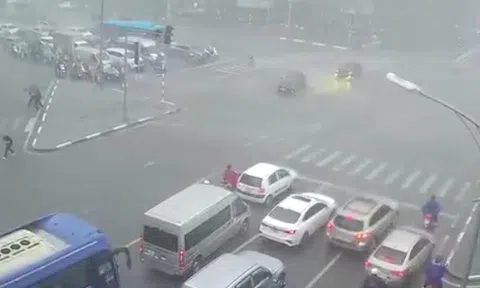 Hà Nội mưa to, cảnh báo ngập lụt nhiều quận