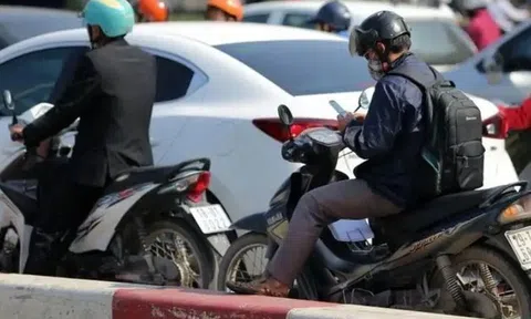 Dùng điện thoại khi dừng đèn đỏ, có bị phạt?