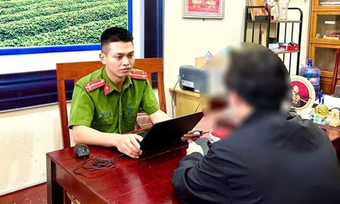 Bí ẩn phía sau cuộc gọi video có hình ảnh cảnh sát đang thẩm vấn