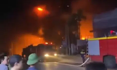 Cháy lớn sau tiếng nổ tại công ty nhựa, công nhân hô hào nhau chạy ra đường