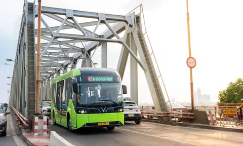 Hà Nội khai trương tuyến xe bus điện mới, công ty của tỷ phú Phạm Nhật Vượng tiến thêm một bước trên hành trình “Vì Thủ đô trong xanh”