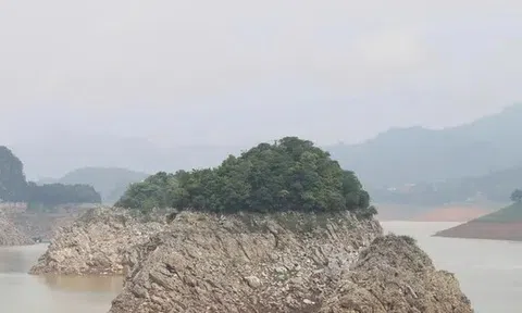 Hồ thủy điện Hòa Bình cạn bất thường, mực nước xuống thấp kỷ lục