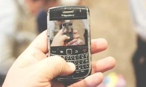 Nhiều Gen Z Mỹ quay lại dùng điện thoại BlackBerry cũ