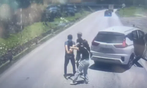 Vụ người đàn ông cầm vật giống súng bước xuống từ ô tô 7 chỗ đe dọa tài xế xe tải: Tiết lộ nguồn cơn