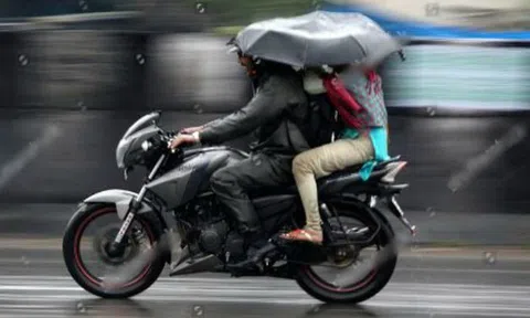 Theo quy định mới nhất, sử dụng ô khi đi xe máy bị phạt bao nhiêu tiền?
