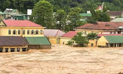 Mưa xối xả nhiều giờ, 14 tỉnh thành trên cả nước nguy cơ lũ quét và sạt lở đất