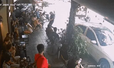 Camera ghi lại cảnh tài xế Mercedes xông vào nhà đánh người sau khi bị nhắc chuyện đỗ xe