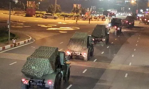 VIDEO: Xe pháo quân sự cơ động về trung tâm Hà Nội làm nhiệm vụ A80