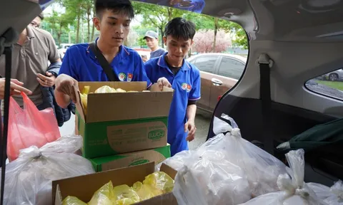 Sinh viên Đà Nẵng nấu hàng trăm suất ăn gửi bệnh nhân và người dân vùng lũ