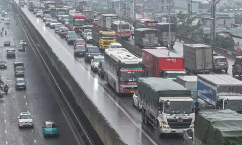 Hà Nội mịt mờ trong mưa lạnh, đường phố ùn tắc đến gần trưa