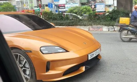 Bắt gặp Porsche Taycan 4S biển sảnh tiến 30M-123.45 siêu đẹp trên phố Hà Nội